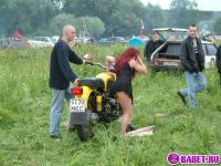 порно фотосессия Голая девчёнка решила похвастаться сиськами фото-1.йпг