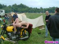 порно фотосессия Голая девчёнка решила похвастаться сиськами фото-25.йпг