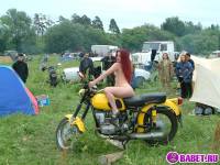 порно фотосессия Голая девчёнка решила похвастаться сиськами фото-28.йпг