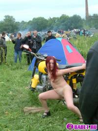 порно фотосессия Голая девчёнка решила похвастаться сиськами фото-35.йпг