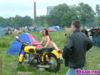 порно фотосессия Голая девчёнка решила похвастаться сиськами фото-39.йпг