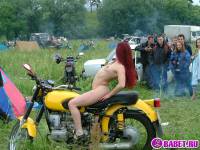 порно фотосессия Голая девчёнка решила похвастаться сиськами фото-43.йпг