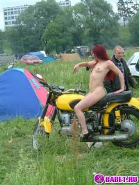 порно фотосессия Голая девчёнка решила похвастаться сиськами фото-47.йпг