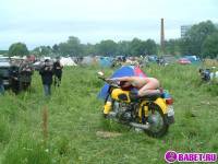 порно фотосессия Голая девчёнка решила похвастаться сиськами фото-48.йпг