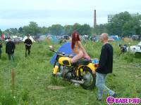 Голая девчёнка решила похвастаться сиськами фото-49.йпг скачать