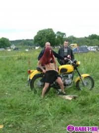 порно фотосессия Голая девчёнка решила похвастаться сиськами фото-4.йпг