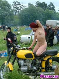 порно фотосессия Голая девчёнка решила похвастаться сиськами фото-54.йпг