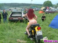 порно фотосессия Голая девчёнка решила похвастаться сиськами фото-59.йпг