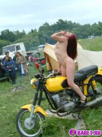 порно фотосессия Голая девчёнка решила похвастаться сиськами фото-65.йпг