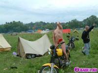 порно фотосессия Голая девчёнка решила похвастаться сиськами фото-66.йпг