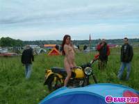 порно фотосессия Голая девчёнка решила похвастаться сиськами фото-72.йпг