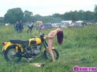 порно фотосессия Голая девчёнка решила похвастаться сиськами фото-87.йпг