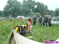 порно фотосессия Голая девчёнка решила похвастаться сиськами фото-90.йпг