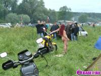 порно фотосессия Голая девчёнка решила похвастаться сиськами фото-94.йпг