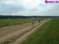 порно фотосессия Голые девушки на велосипедах фото-23.йпг