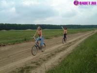порно фотосессия Голые девушки на велосипедах фото-24.йпг