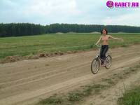 порно фотосессия Голые девушки на велосипедах фото-25.йпг