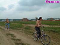 порно фотосессия Голые девушки на велосипедах фото-42.йпг