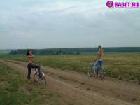 порно фотосессия Голые девушки на велосипедах фото-43.йпг
