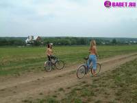 порно фотосессия Голые девушки на велосипедах фото-45.йпг