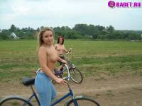 порно фотосессия Голые девушки на велосипедах фото-46.йпг