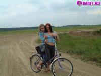 порно фотосессия Голые девушки на велосипедах фото-4.йпг