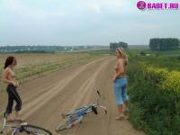 порно фотосессия Голые девушки на велосипедах фото-61.йпг