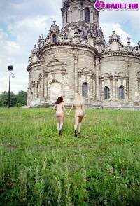 порно фотосессия Голые девчёнки возле церкви фото-110.йпг