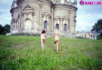 порно фотосессия Голые девчёнки возле церкви фото-111.йпг