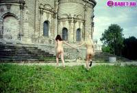 порно фотосессия Голые девчёнки возле церкви фото-119.йпг