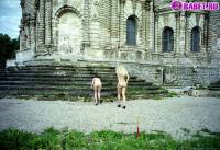 порно фотосессия Голые девчёнки возле церкви фото-122.йпг