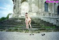 порно фотосессия Голые девчёнки возле церкви фото-127.йпг