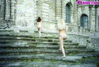 порно фотосессия Голые девчёнки возле церкви фото-130.йпг