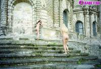 порно фотосессия Голые девчёнки возле церкви фото-131.йпг