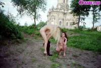порно фотосессия Голые девчёнки возле церкви фото-18.йпг