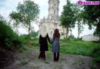 порно фотосессия Голые девчёнки возле церкви фото-2.йпг