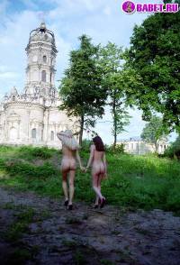 порно фотосессия Голые девчёнки возле церкви фото-31.йпг
