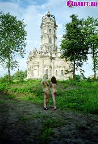порно фотосессия Голые девчёнки возле церкви фото-33.йпг