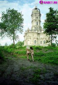 порно фотосессия Голые девчёнки возле церкви фото-35.йпг