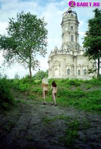 порно фотосессия Голые девчёнки возле церкви фото-36.йпг