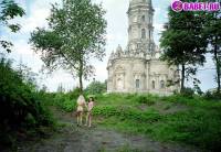 порно фотосессия Голые девчёнки возле церкви фото-38.йпг