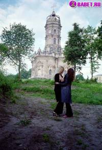 порно фотосессия Голые девчёнки возле церкви фото-3.йпг