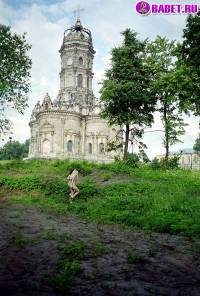 порно фотосессия Голые девчёнки возле церкви фото-44.йпг