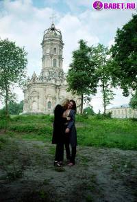 порно фотосессия Голые девчёнки возле церкви фото-4.йпг