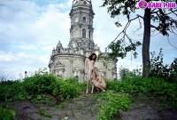 порно фотосессия Голые девчёнки возле церкви фото-54.йпг