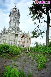 порно фотосессия Голые девчёнки возле церкви фото-55.йпг