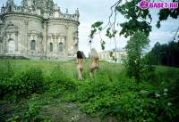 порно фотосессия Голые девчёнки возле церкви фото-74.йпг