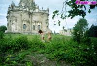 порно фотосессия Голые девчёнки возле церкви фото-75.йпг