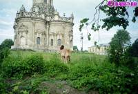порно фотосессия Голые девчёнки возле церкви фото-76.йпг