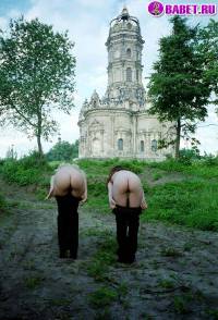 порно фотосессия Голые девчёнки возле церкви фото-7.йпг